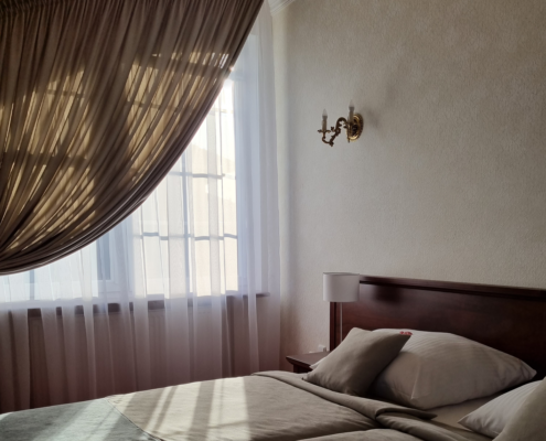 firany-i-zasłony-szyte-po-skosie-do-hotelu-narzuty