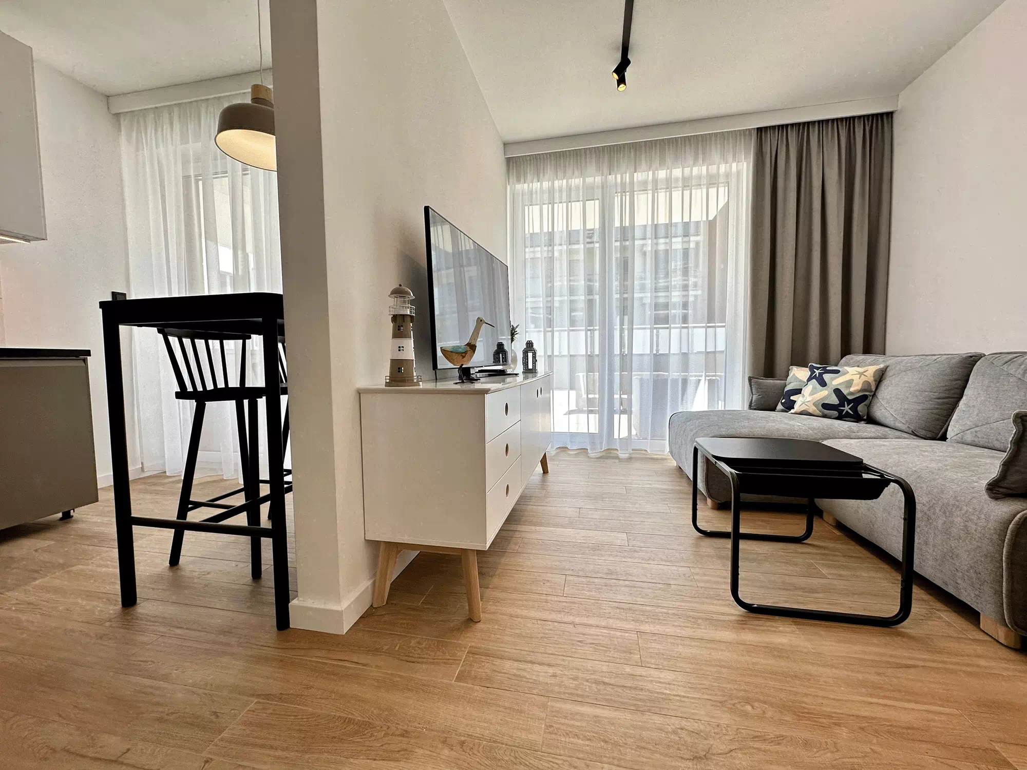 firany i zasłony do apartamentów, mieszkań, pokoi hotelowych